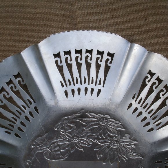 Vintage Farber & Shlevin Poinsettia Aluminum Serving Tray - Picture 10 of 16